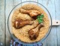 Udka kurczaka pieczone na ryżu 