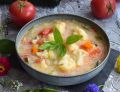 Zupa kalafiorowa z cukinią, pomidorem i papryką
