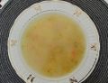 Zupa ogórkowa z kostkami z kaszy manny