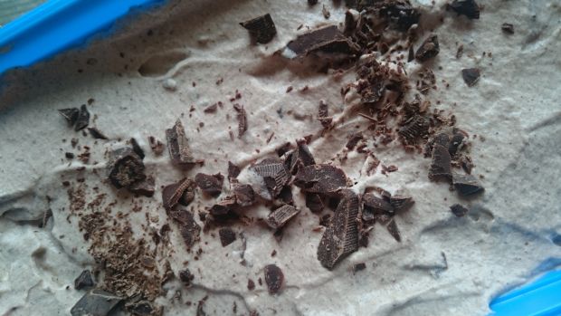 3-składnikowe lody czekoladowe z kawałkami czekola