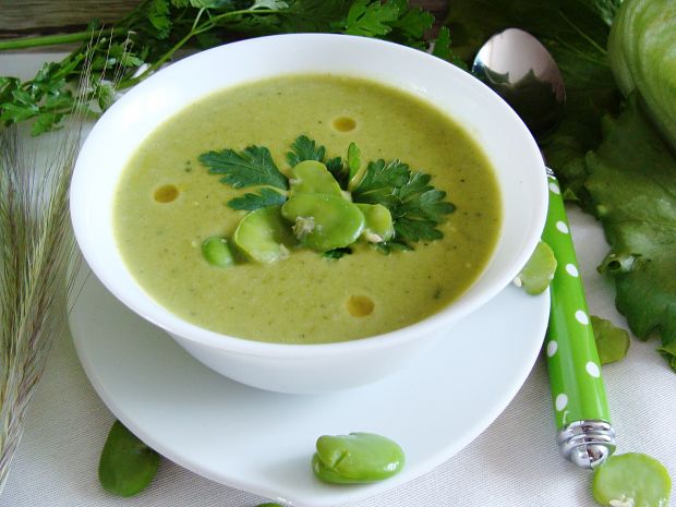 Aksamitna zielona zupa z bobu, sałaty i fasolki