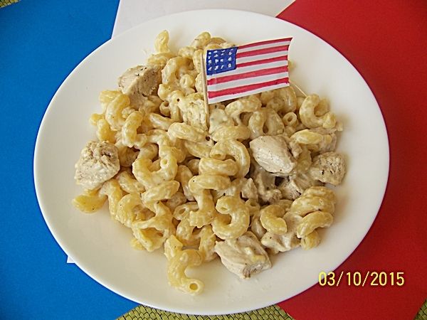 Amerykański makaron z serem i kurczakiem 