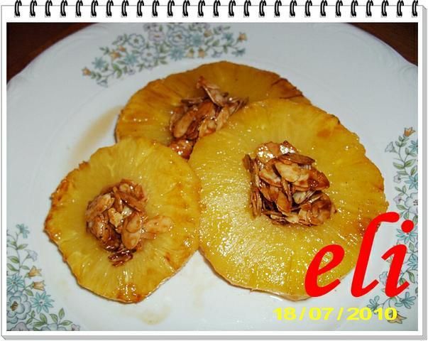 Ananas Eli z miodem i migdałami