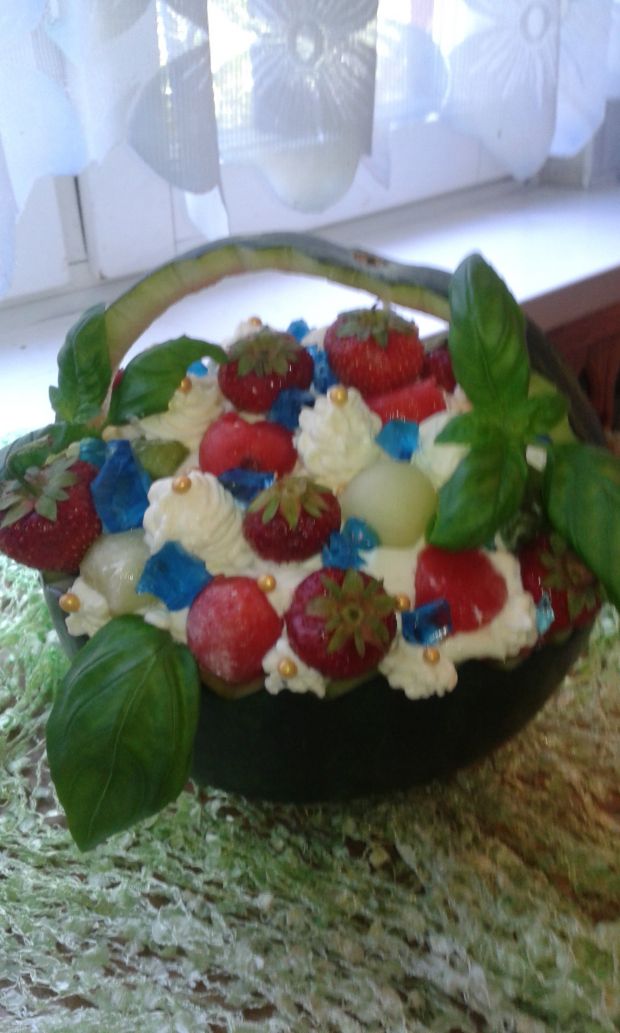 Arbuzowy koszyk z sałatką owocową i dodatkami
