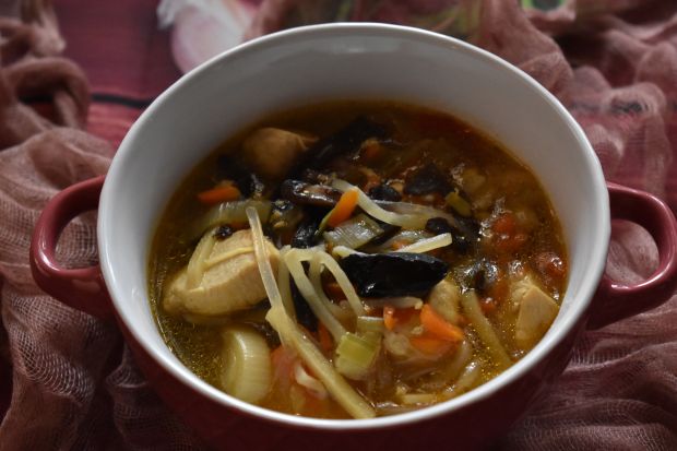 Aromatyczna zupa chińska z kurczakiem