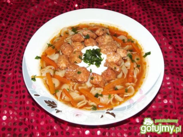 Aromatyczna zupa pomidorowa z kurczakiem