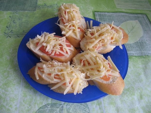 Bagietka zapiekana z pomidorem i serem