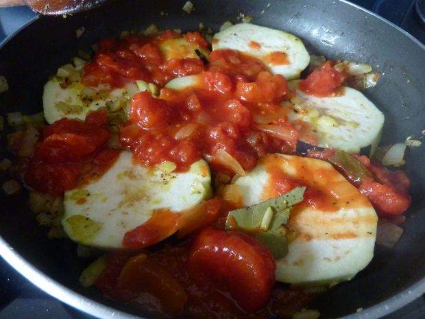 Bakłażan w pomidorach i kaszą jaglaną 