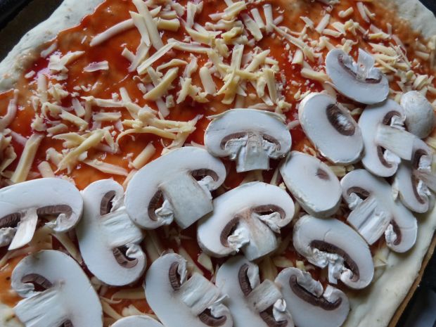 Bałkańska pizza z salami