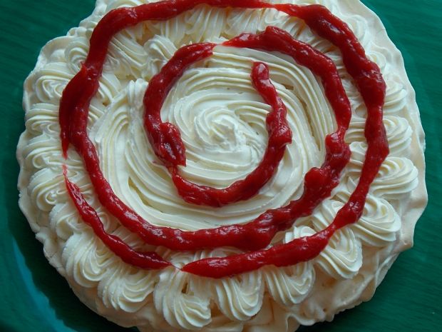 Bezowy tort rabarbarowo-malinowy