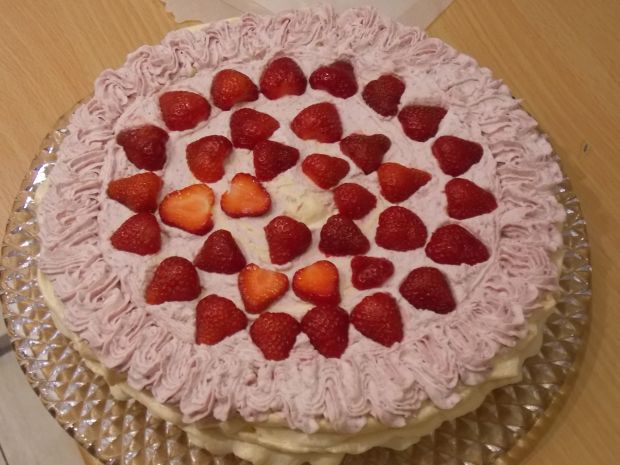 Bezowy tort z konfiturą różaną i truskawkami