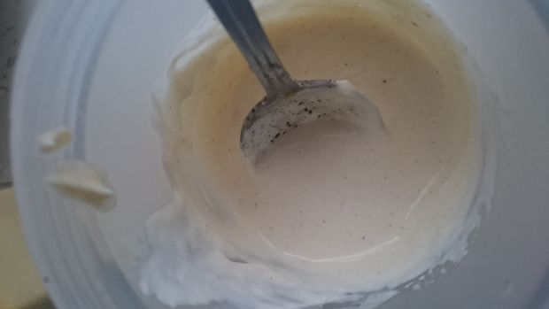 Biała kiełbasa z jogurtowo-majonezowym sosem curry
