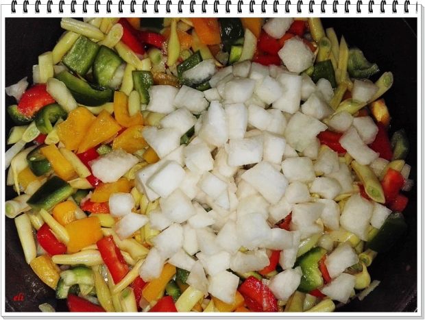 Białe kiełbaski Eli zapiekane na warzywach