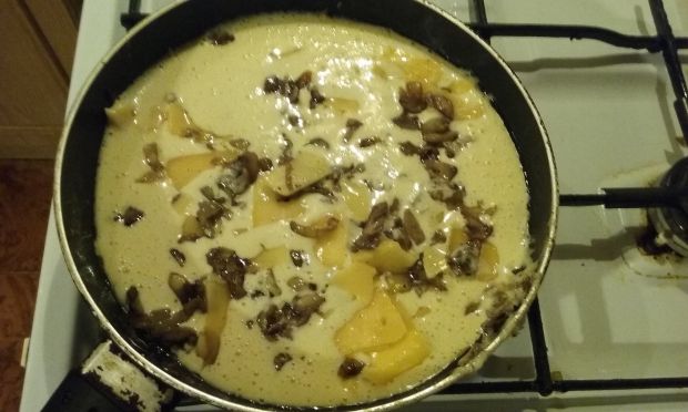 Biszkoptowy omlet z serem i pieczarkami