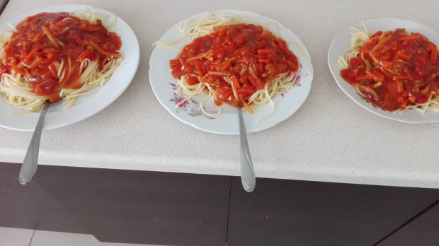 Błyskawiczne spaghetii z sosem