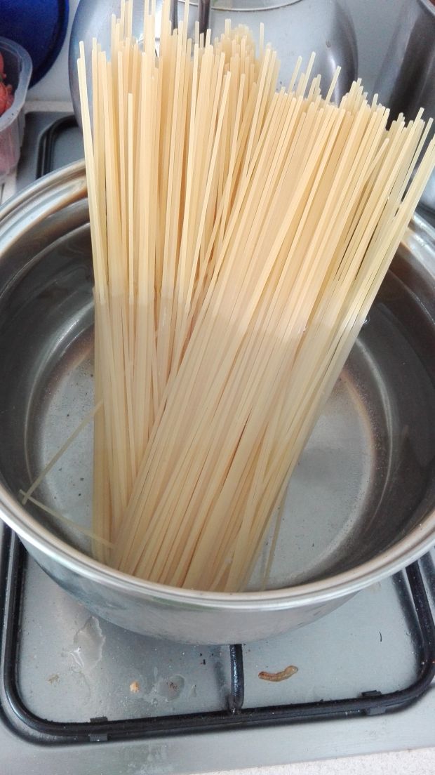 Błyskawiczne spaghetii z sosem