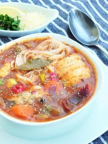Bolońska zupa rybna z makaronem ryżowym