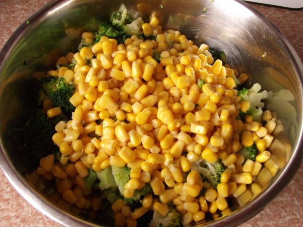 Brokułowa sałatka z szynka i kukurydzą