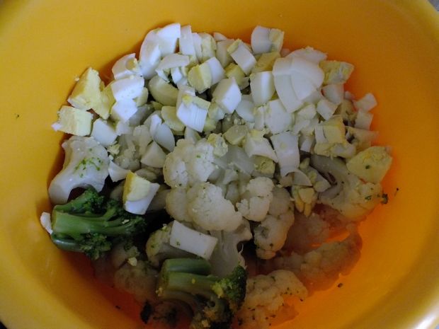 Brokułowo - kalafiorowa sałatka z jajkiem