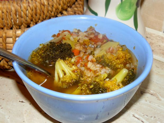 Brokułowo- pomidorowa zupa z kaszą gryczaną