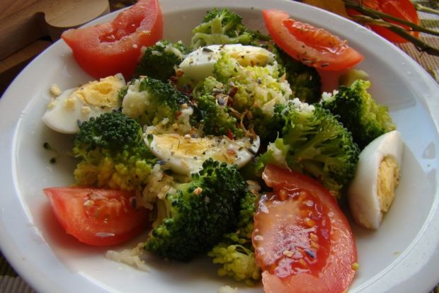 Brokuły z jajkiem i kolorowymi ziołami 