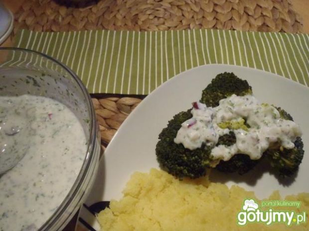 Brokuły z sosem jogurtowo-cebulowym