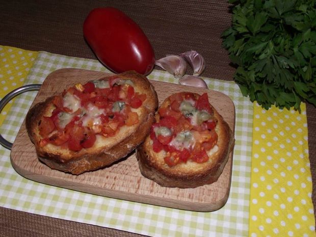 Bruschetta z pomidorami i gorgonzolą