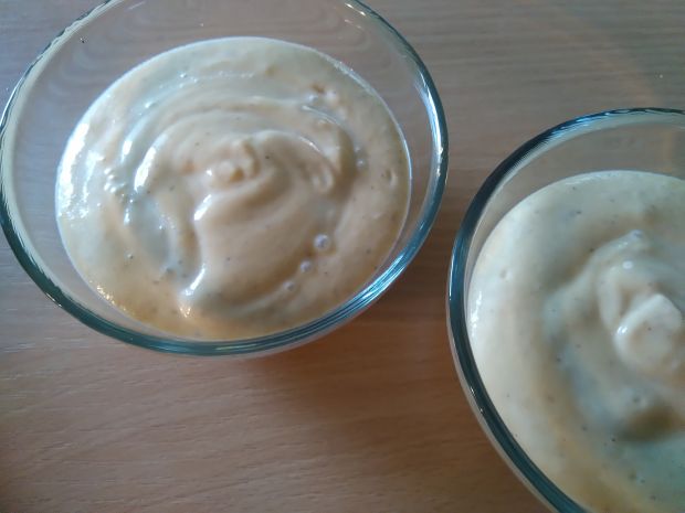 Brzoskwiniowy jogurt jaglany z wiśniami