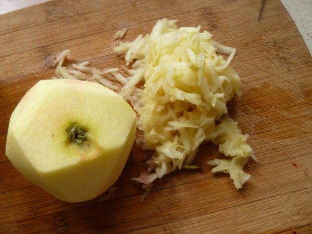 Buraczki duszone z jabłkiem i skórką cytryny