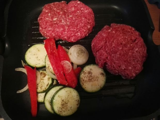 Burger wołowy z warzywami i sosem z awokado