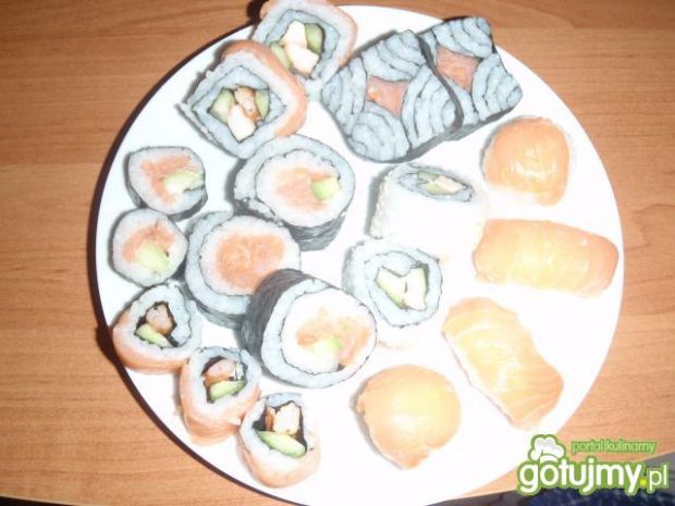 California roll sushi - łosoś i ogórek