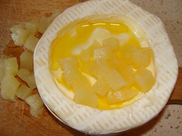 Camembert z ananasem