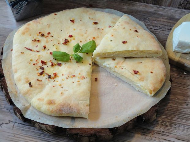 Chaczapuri - gruziński chleb serowy 