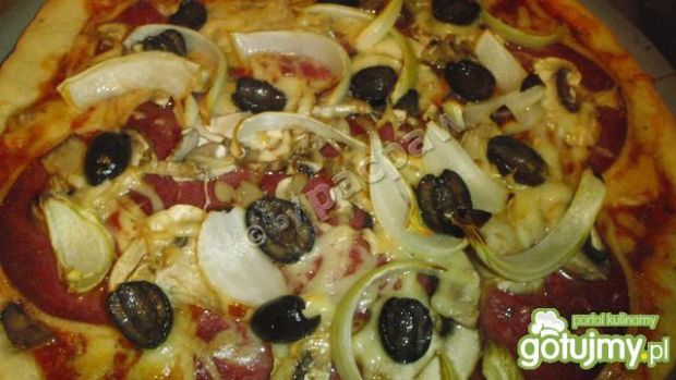 Chili pizza z cebulką, salami i oliwkami