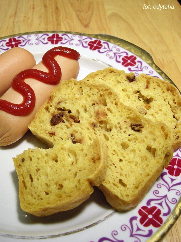 Chleb kukurydziany z suszonymi pomidorami