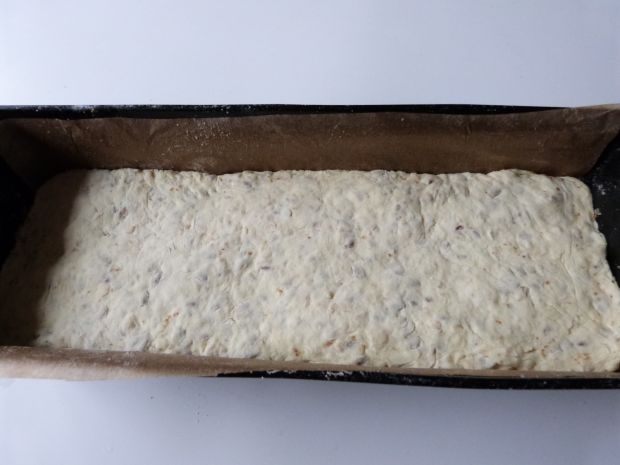 Chleb pszenno-kukurydziany z ziarnami