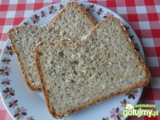 Chleb pszenno-razowy z ziarnami