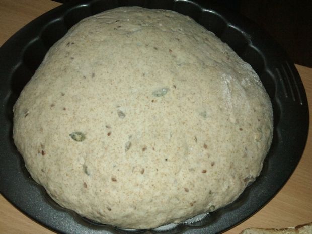Chleb pszenno-żytni z ziarnami, na drożdżach