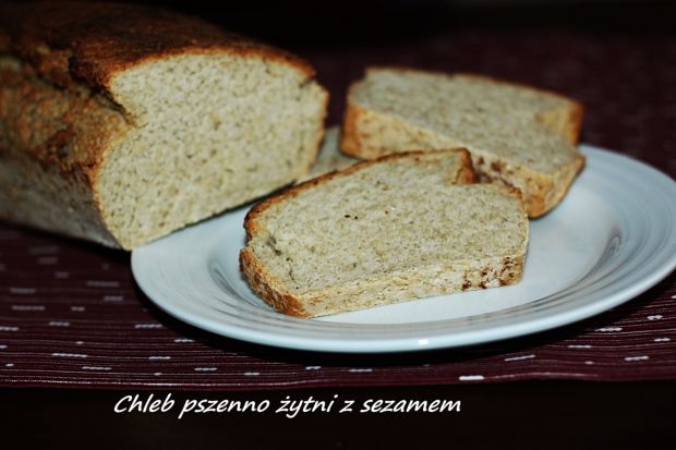 Chleb pszenno żytni z ziarnami sezamu 