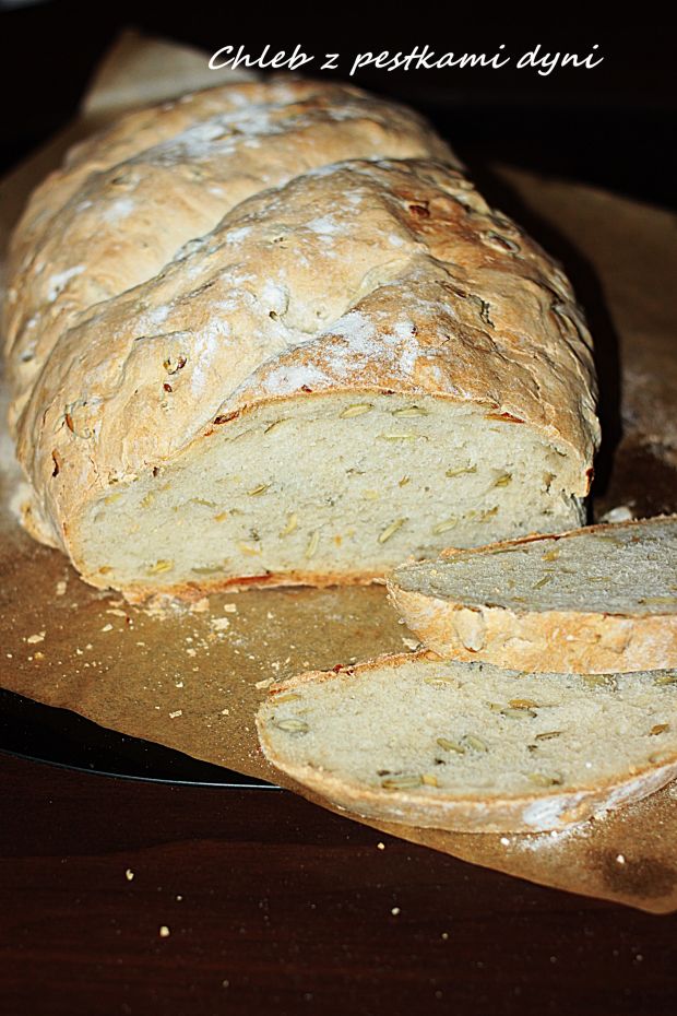 Chleb pszenny na drożdżach z pestkami dyni 