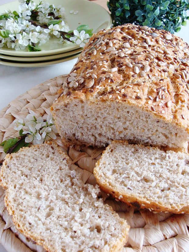 Chleb pszenny na zakwasie z ziarnami