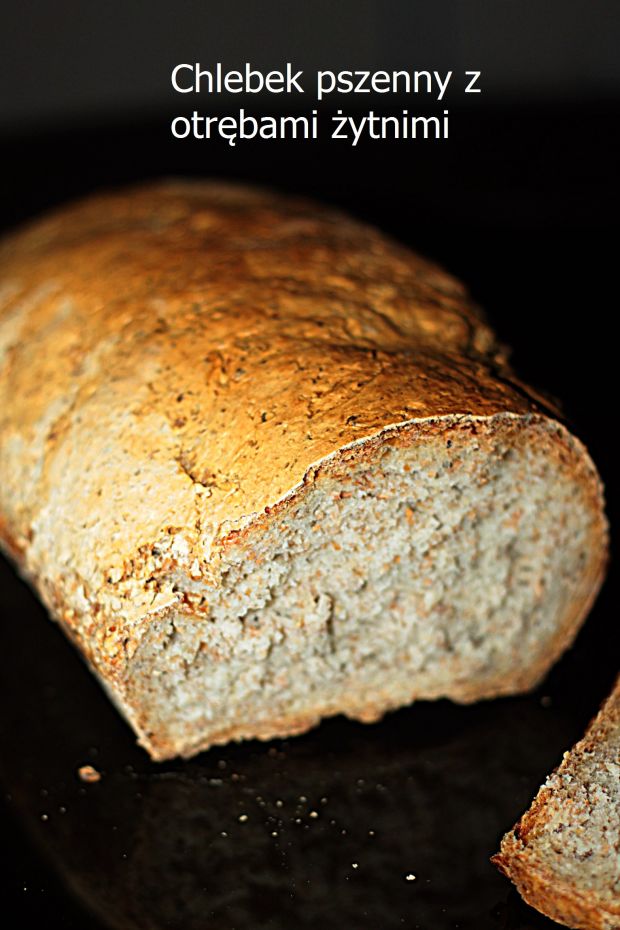 Chleb pszenny z otrębami żytnimi.