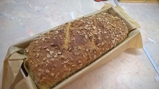 Chleb pszenny z pokrzywą i płatkami żytnimi 