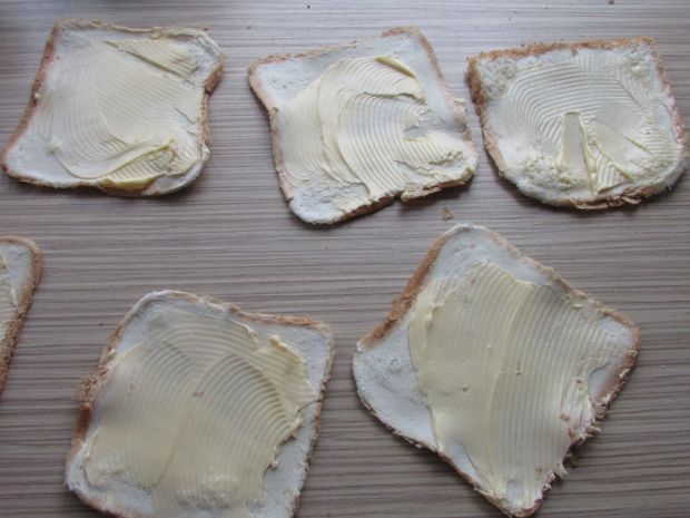 Chleb tostowy zasmażany na patelni z dodatkami