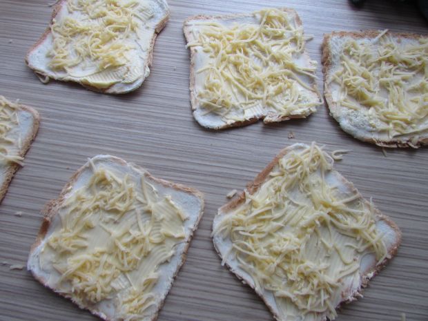 Chleb tostowy zasmażany na patelni z dodatkami