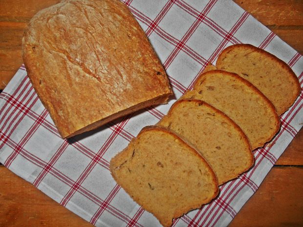 Chleb z pieczoną papryką i cukinią