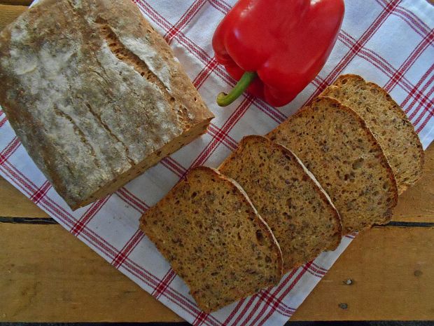 Chleb z pieczoną papryką i siemieniem lnianym