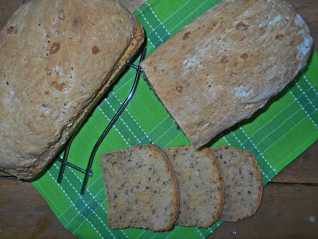 Chleb z pieczoną papryką i ziarnami