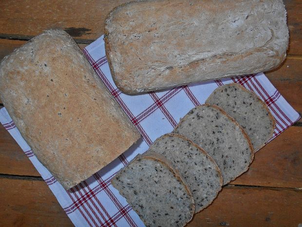 Chleb z płatkami i siemieniem lnianym
