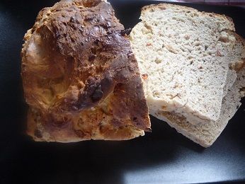 Chleb z szynką, pomidorami, oliwkami i kaparami